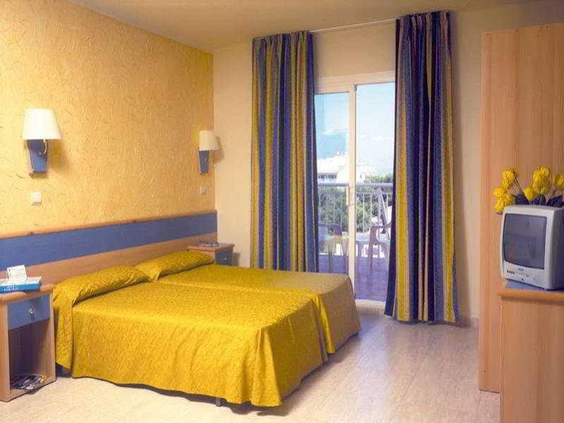 Sahara Nubia Gobi Hotel Ses Cadenes Exterior foto A room at a hotel in Malta